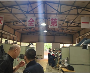 和靈石縣第一職業(yè)高中校領(lǐng)導(dǎo)在?？疾?
                                        class=